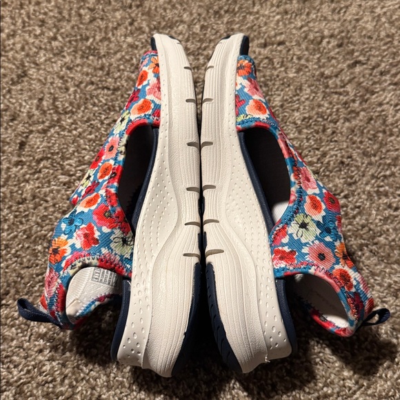 Skechers Archfit stretch floral sandals - 6 - EUC! - Picture 6 of 9